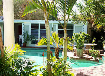 The Beach House offers budget accommodation just 50 m from the beach in Umhlanga Rocks