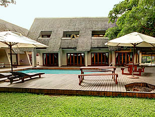 Pongola Country Lodge Pool area